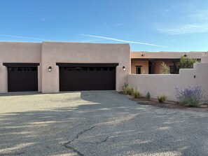 Exterior - Spacious 3-bedroom house in quiet, gated Santa Fe neighborhood (Santa Fe)