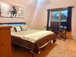 Room - Spacious 3-bedroom house in quiet, gated Santa Fe neighborhood (Santa Fe)