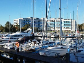 Marina - Cozy and barrier-free vacation apartment with balcony in Damp. Directly by the sea. (Thumby)
