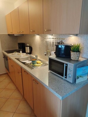 Kühlschrank, Mikrowelle, Ofen, Herdplatte