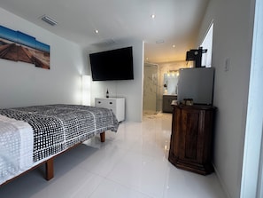 1 bedroom, iron/ironing board, WiFi, bed sheets - Everything You Need Just ~15 Minutes Away, CLOSE TO FREEDOM PARK STADIUM!! (Miami)