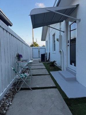 Outdoor dining - Everything You Need Just ~15 Minutes Away, CLOSE TO FREEDOM PARK STADIUM!! (Miami)