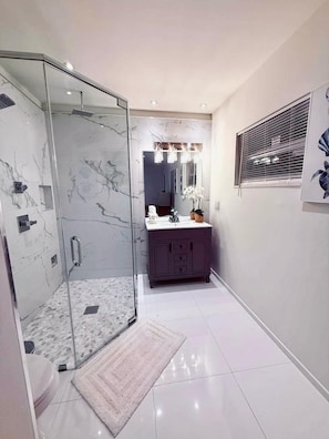 Hair dryer, towels, soap, toilet paper - Everything You Need Just ~15 Minutes Away, CLOSE TO FREEDOM PARK STADIUM!! (Miami)