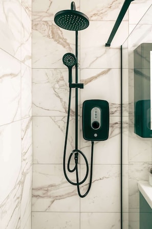 Douche, séchoir à cheveux, shampooing