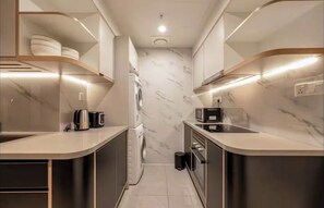 Private kitchen - Spacious 3-bedroom Zenity apartment in Hồ Chí Minh with FreePool & Gym (Thành phố Hồ Chí Minh)