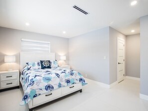 4 bedrooms, free WiFi, bed sheets, wheelchair access - Walk to the Beach - Stylish Waterfront Gateway (Fort Myers Beach)