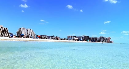 Walk to the Beach - Stylish Waterfront Gateway