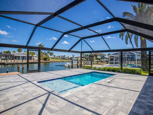 Walk to the Beach - Stylish Waterfront Gateway