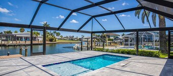 Walk to the Beach - Stylish Waterfront Gateway
