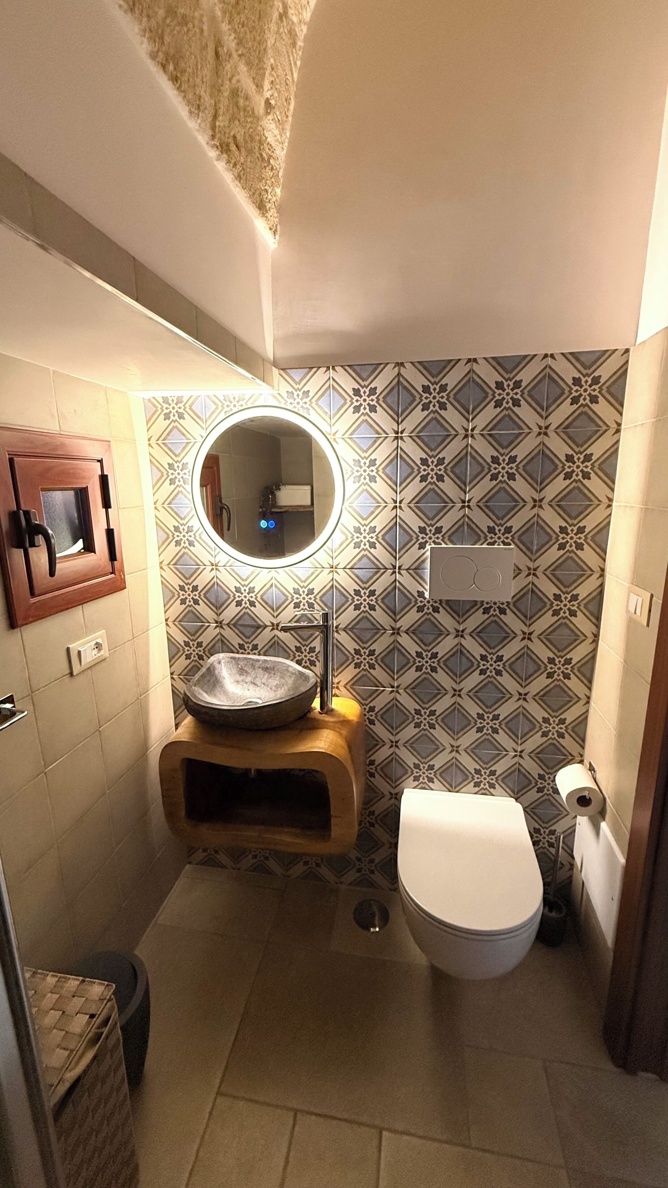 Dusche, Haartrockner, Handtücher, Toilettenpapier