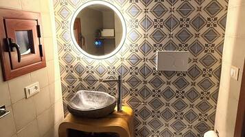 Dusche, Haartrockner, Handtücher, Toilettenpapier