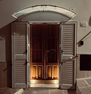 Una entrada amb portes dobles i un rètol que diu 'Luxury Vittoria' i el número '78' a la paret.