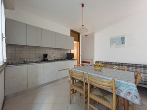Íbúð - 1 svefnherbergi - svalir - borgarsýn | Borðstofa
