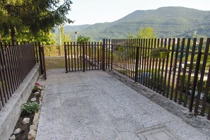 Property grounds - Small but lovely apartment in Marsica, on a hill surrounded by greenery! (Abruzzo)