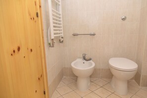 Bathroom - Small but lovely apartment in Marsica, on a hill surrounded by greenery! (Abruzzo)