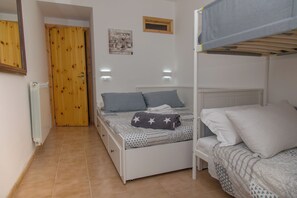 Room - Small but lovely apartment in Marsica, on a hill surrounded by greenery! (Abruzzo)