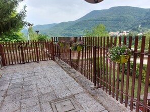 Property grounds - Small but lovely apartment in Marsica, on a hill surrounded by greenery! (Abruzzo)