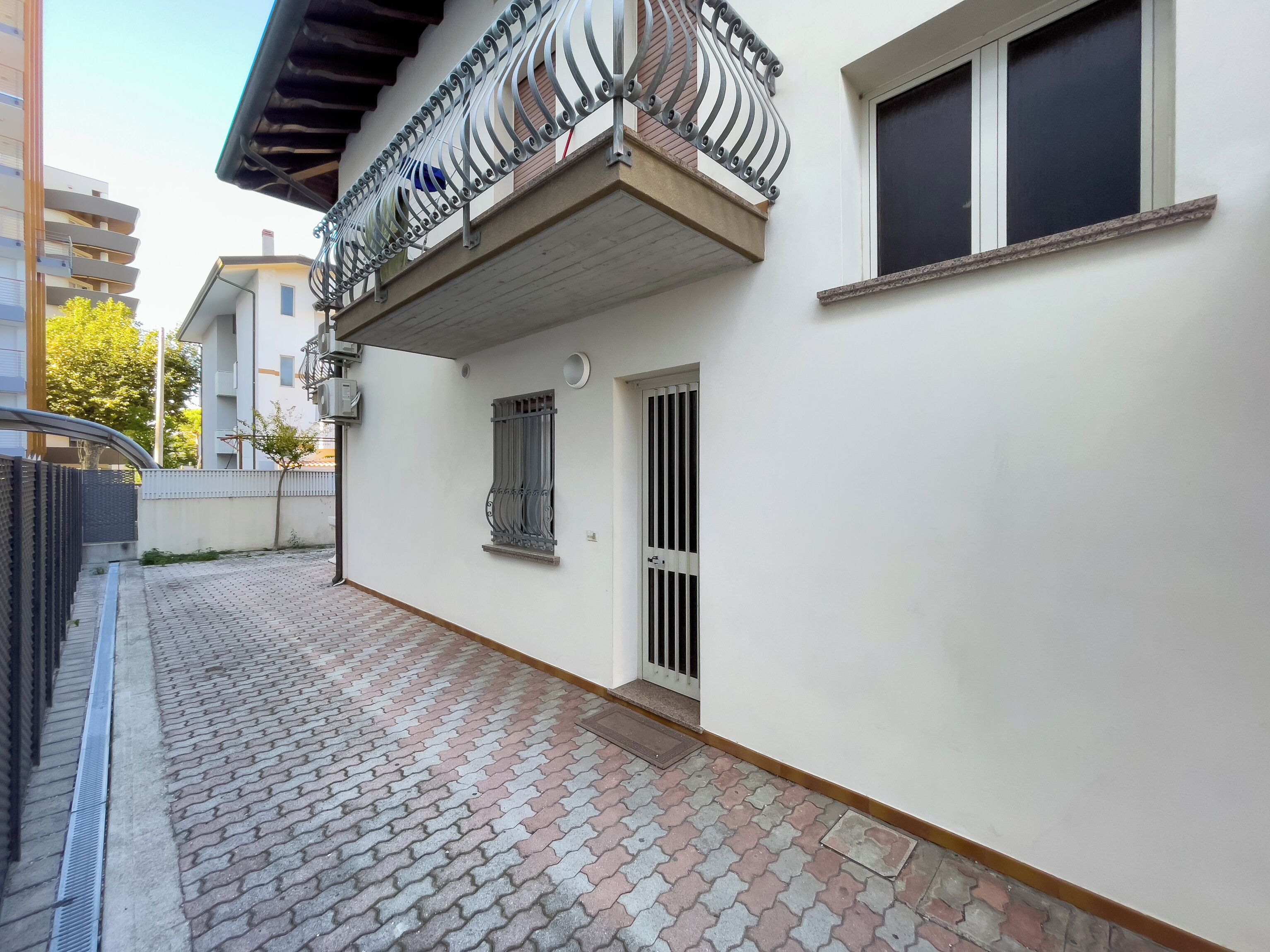 Un immeuble résidentiel doté d’un balcon, d’une fenêtre et d’une porte.