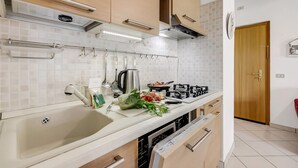 Una cocina moderna con un fregadero, estufa y armarios.