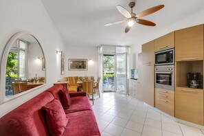 Living area - Apartment with pool a few steps from Lake Garda - ideal for families (Riva del Garda)