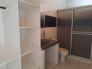 Shower, towels, soap, toilet paper - Private Vacation Home (Honda)