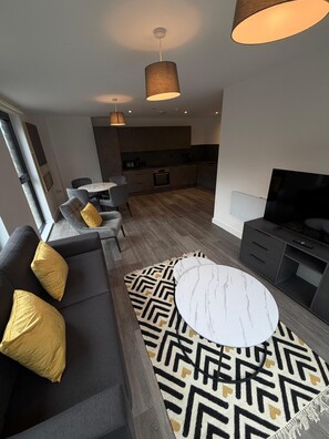 Appartement Supérieur, balcon, vue ville | Coin séjour