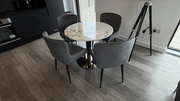 Apartamento Deluxe, balcón, vistas a la ciudad | Zona de estar | Smart TV de 55 pulgadas con canales digitales