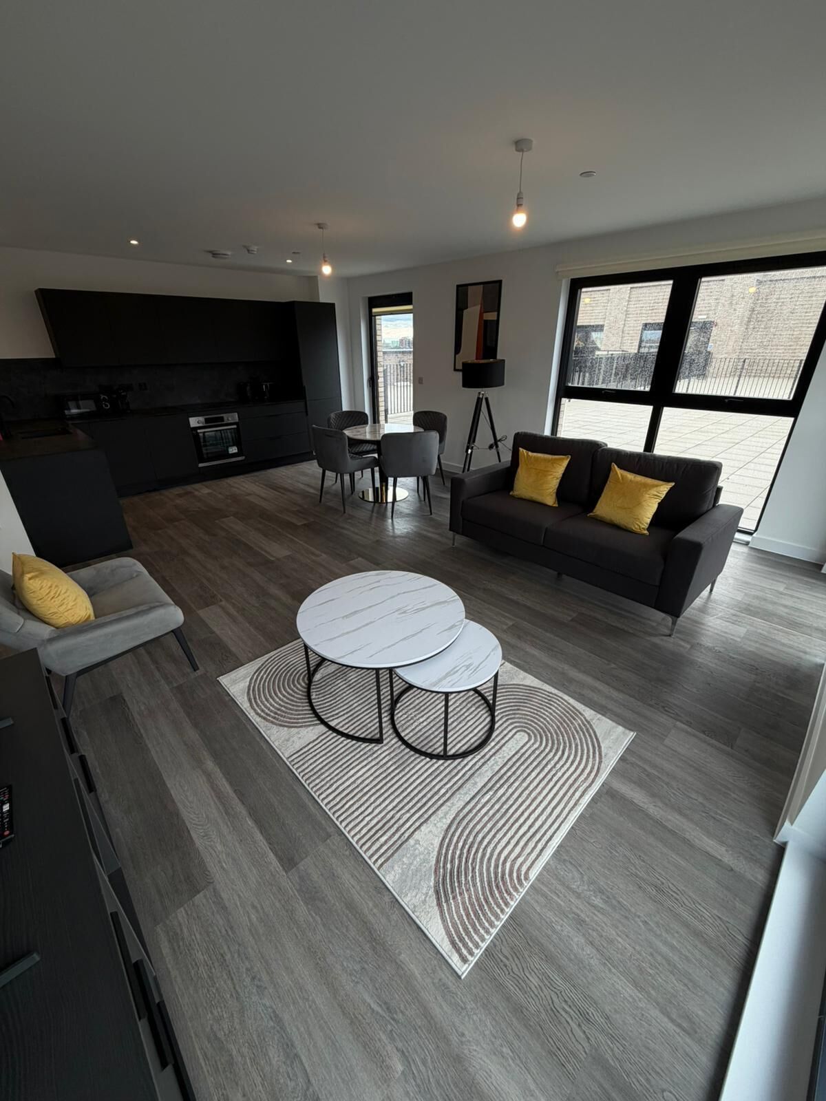 Apartamento Deluxe, balcón, vistas a la ciudad | Zona de estar | Smart TV de 55 pulgadas con canales digitales