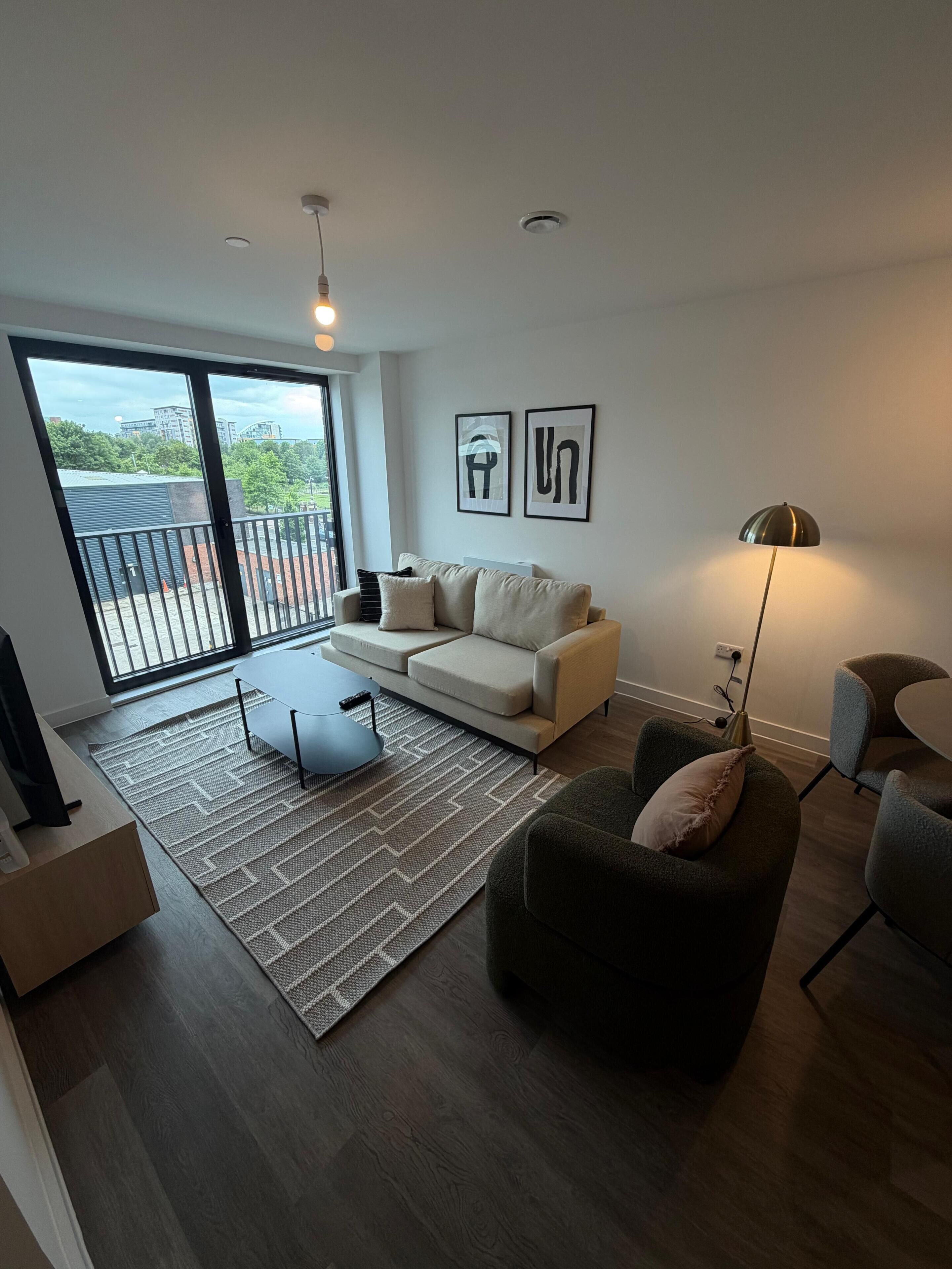 Business-Apartment, 2 Schlafzimmer, Nichtraucher | Wohnbereich | 55-Zoll-Smart-TV mit Digitalempfang