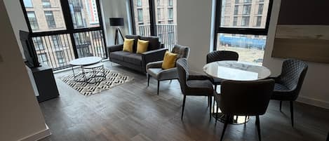 Superior-Apartment, Balkon, Stadtblick | Wohnbereich