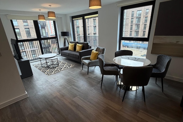 Apartament superior, balcó, vistes a la ciutat | Sala d'estar | Televisor intel·ligent de 55 polzades amb canals digitals