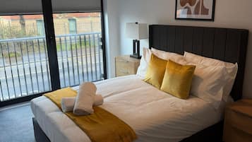 Apartemen Comfort | Ruang kerja ramah laptop, tirai kedap cahaya, dan kedap suara