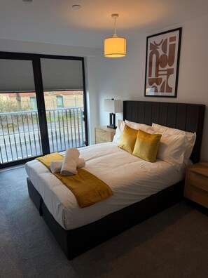 Apartamento Confort | Espacio para trabajar con un portátil y cortinas opacas