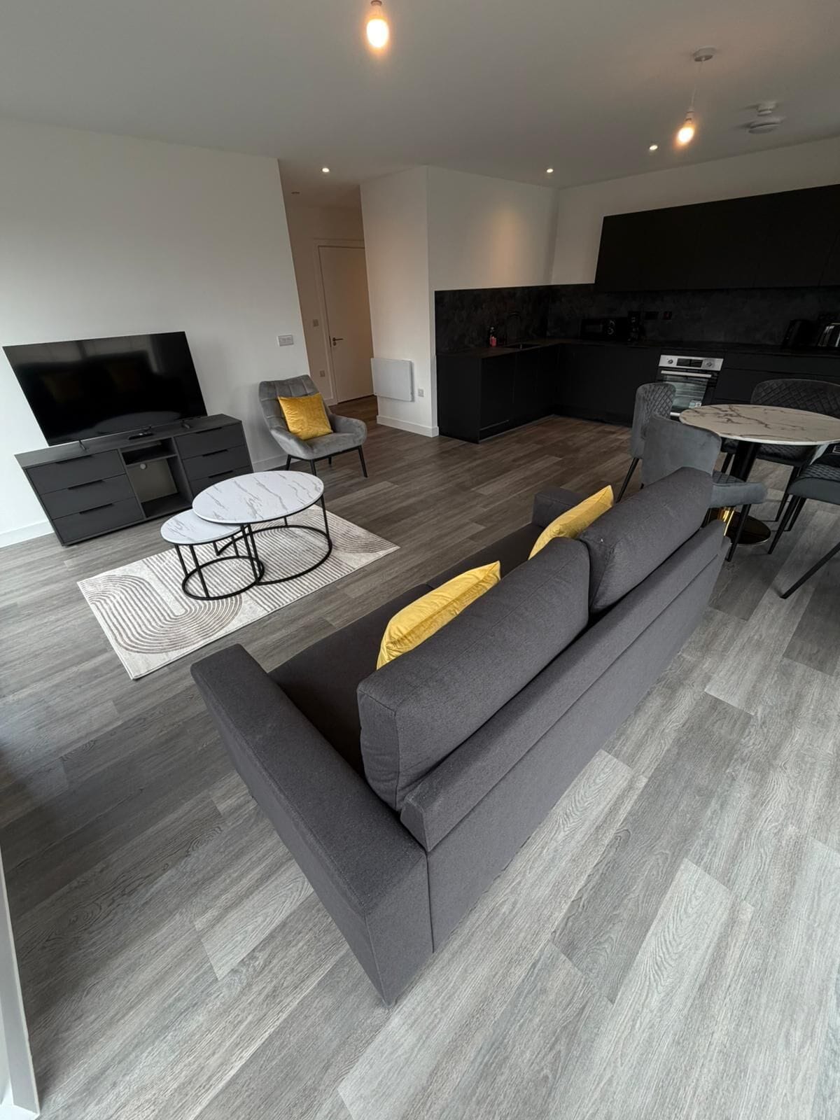Apartamento Deluxe, balcón, vistas a la ciudad | Zona de estar | Smart TV de 55 pulgadas con canales digitales