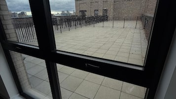 Appartamento Deluxe, balcone, vista città | Terrazza/patio