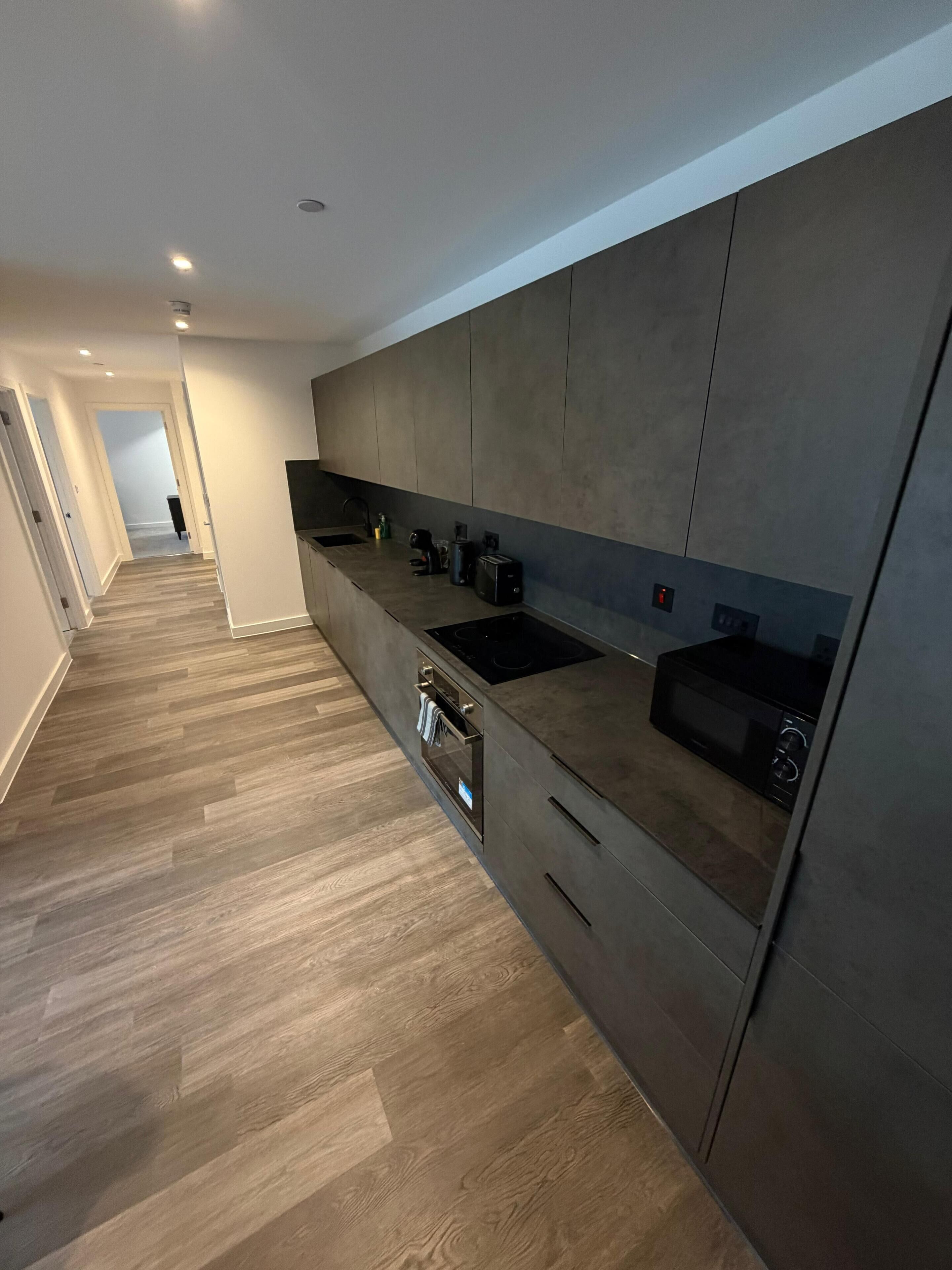 Comfort appartement | Privékeuken | Een koelkast/vriezer, een magnetron, een oven, een kookplaat