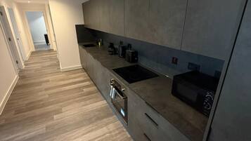Comfort appartement | Privékeuken | Een koelkast/vriezer, een magnetron, een oven, een kookplaat