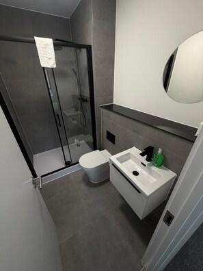 Deluxe apartman, erkély, kilátással a városra | Fürdőszoba | Ingyenes piperecikkek, hajszárító, törölközők és szappan