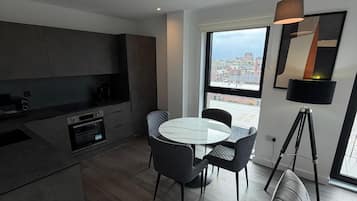 Apartamento Deluxe, balcón, vistas a la ciudad | Zona de estar | Smart TV de 55 pulgadas con canales digitales