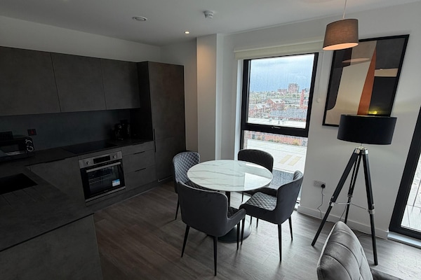 Departamento Deluxe, balcón, vista a la ciudad | Área de sala de estar | Smart TV de 55 pulgadas con canales digitales