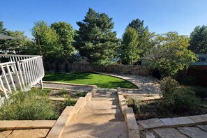 Property grounds - Charming 2-bedroom house with AC in perfect Fort Collins (Fort Collins)