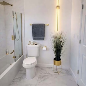 Shower, hair dryer, towels, soap - Charming 2-bedroom house with AC in perfect Fort Collins (Fort Collins)