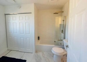 Douche, sèche-cheveux, serviettes fournies, savon