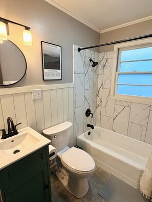 Hair dryer, towels, soap, toilet paper - Beautiful Creekside Cottage with Private Deck in Maggie Valley (Maggie Valley)