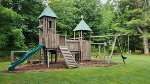 Children’s area - Beautiful Creekside Cottage with Private Deck in Maggie Valley (Maggie Valley)