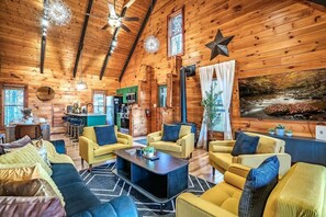 Living area - Amazing Mountain Views Firepit•Games•HotTub•Sunset•Sleeps 8 (Sevierville)