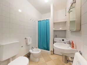 Appartement, 2 chambres, balcon, vue océan | Salle de bain