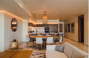 Una Smart TV, una mesa de tenis de mesa