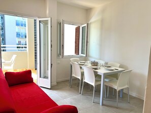 Apartment, 2 Schlafzimmer, Balkon, Stadtblick | Esszimmer