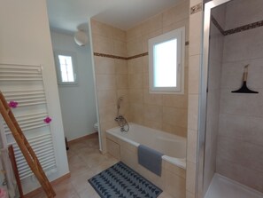 Hair dryer, towels, soap, toilet paper - Charming Villa in Provence, Poolside Living & Cicada-Filled Evenings (LAURIS)